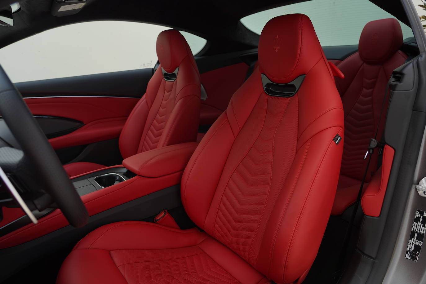 Al igual que en los modelos anteriores, se garantiza una experiencia de sonido envolvente gracias al icónico y característico sonido del motor Maserati, y al envolvente sonido natural del que pudieron disfrutar los invitados mediante una experiencia inmersiva dentro y fuera del coche.