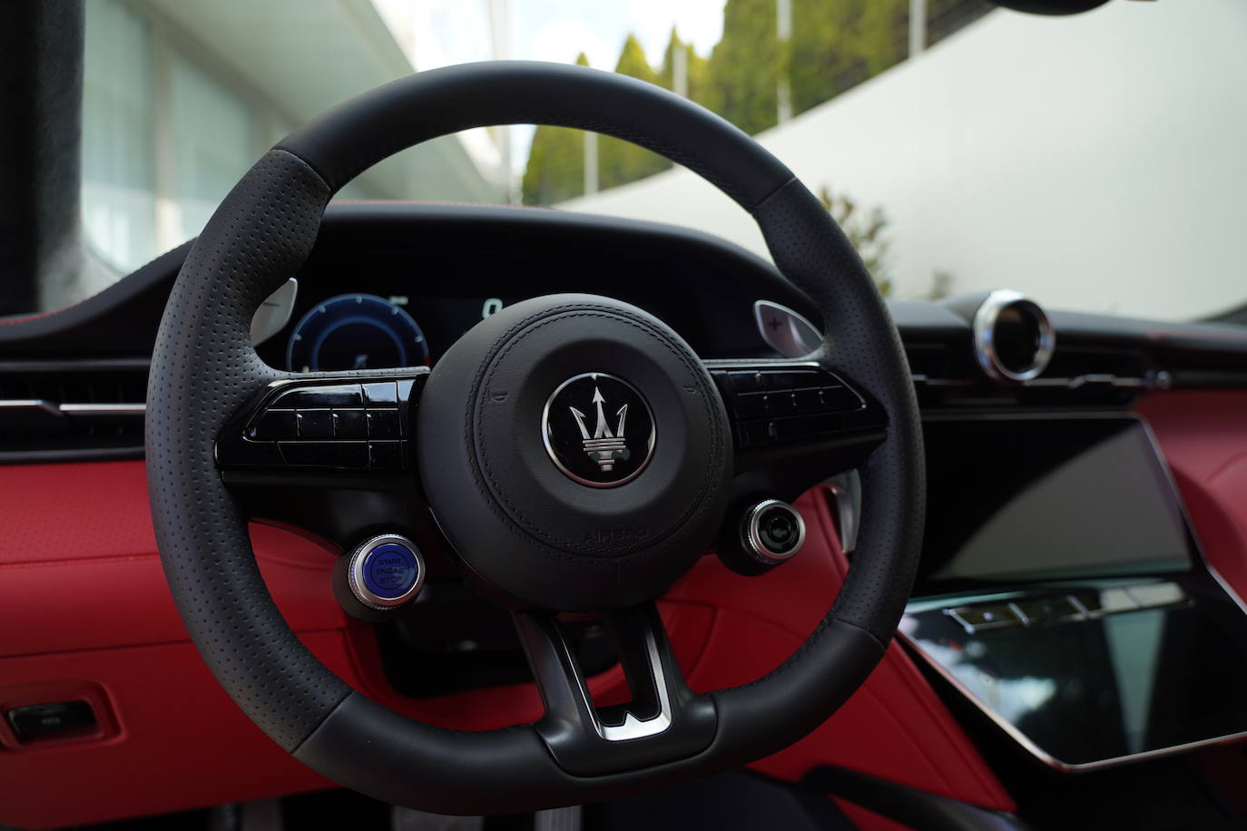 El Maserati GranTurismo ofrece una presencia musculosa y a la vez aerodinámica, imponente y al mismo tiempo refinada.