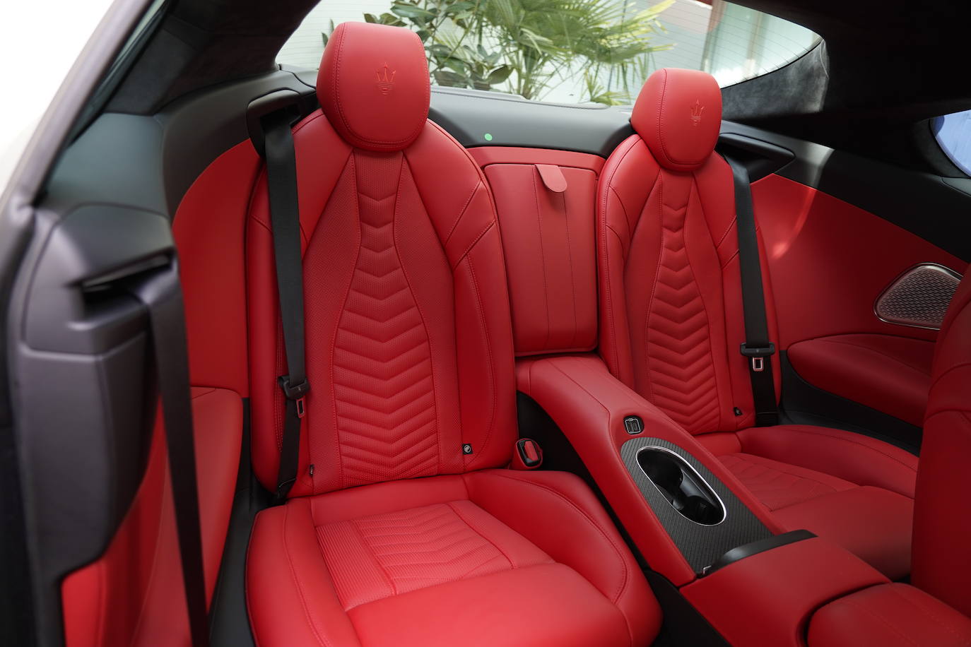 El motor V6 biturbo de 3000 cc montado en el GranTurismo utiliza un sistema patentado de combustión en precámara con doble bujía, una tecnología inventada para ganar carreras y aplicada ahora para obtener unas prestaciones extraordinarias con menos consumo en cualquier carretera.