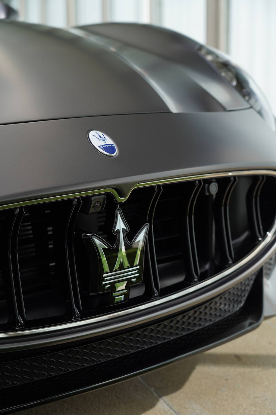 Más de 760 CV que se transmiten continuamente a las ruedas gracias a una capacidad nominal de 92,5 kWh y una capacidad de descarga de 560 kW. La particular disposición de las baterías permite rebajar la altura más que en ningún otro vehículo eléctrico, lo que incrementa la aceleración y la velocidad.