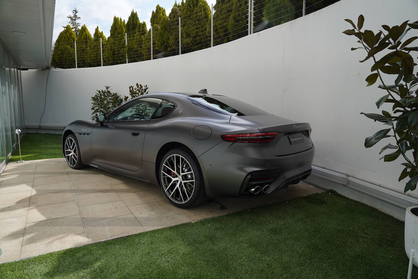 La tecnología de la Fórmula E llega a la carretera con nuestro nuevo tren de propulsión 100% eléctrico. Basado en una tecnología de 800 voltios con tres motores de imanes permanentes de 300 kW, el Folgore presenta soluciones de vanguardia para ofrecer unas prestaciones aptas para los circuitos de competición.