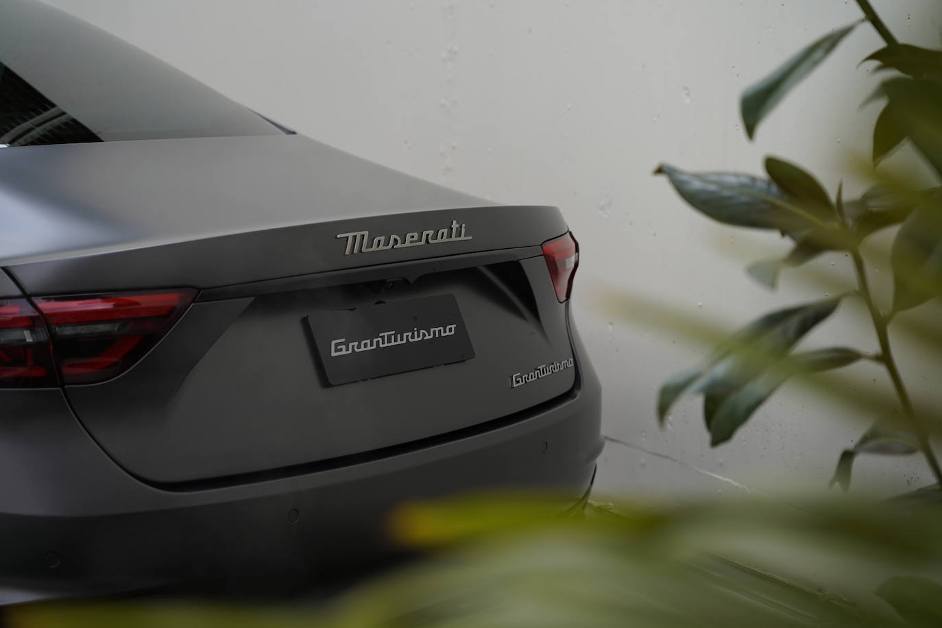 El innovador motor V6 Nettuno, estrenado por primera vez en el superdeportivo MC20, está disponible en dos versiones: una de 490 CV para el modelo Modena y otra sobrealimentada de 550 CV para el modelo Trofeo, que incluye cambio automático AWD de 8 velocidades.