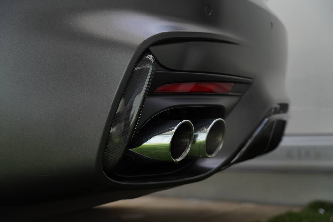 Mide entre 4,96 y 4,97 metros de longitud (en función de la versión), 1,98 m de anchura y 1,35 m de altura. Todas las versiones tienen tracción total y una suspensión con muelles neumáticos y amortiguadores controlados electrónicamente.