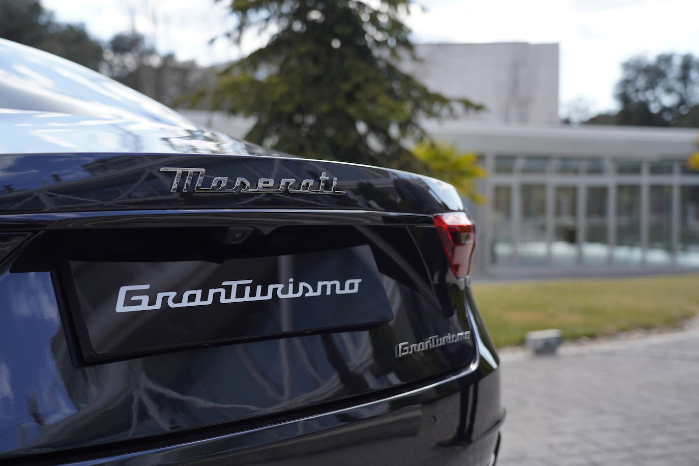 Es un cupé biplaza que estará disponible en variantes de gasolina o eléctrica.