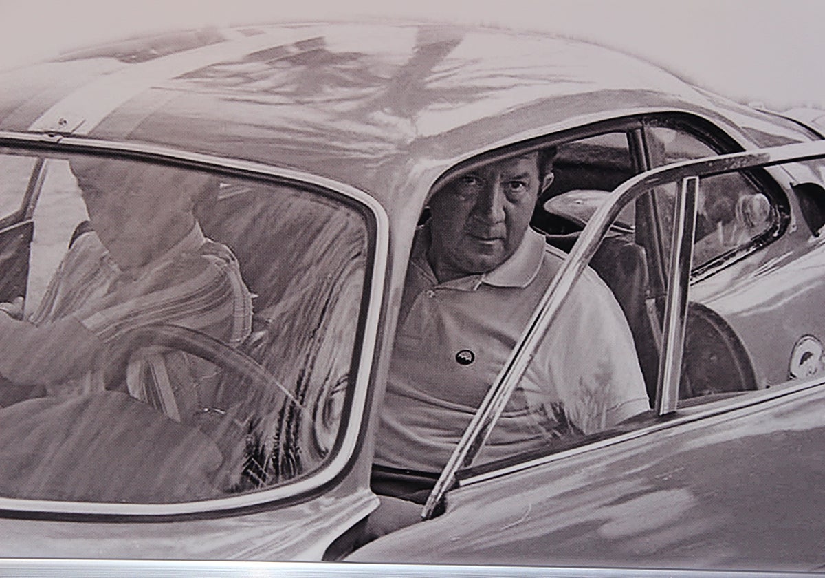 Estanislao Reverter junto a su Alpinche, inolvidable capítulo de la historia del automovilismo español