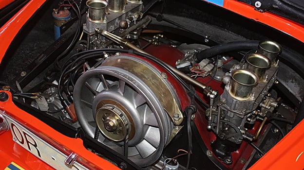 Bajo el capó trasero, el motor Renault dejó paso al 6 cilindros flat Porsche, originalmente de un 911 R