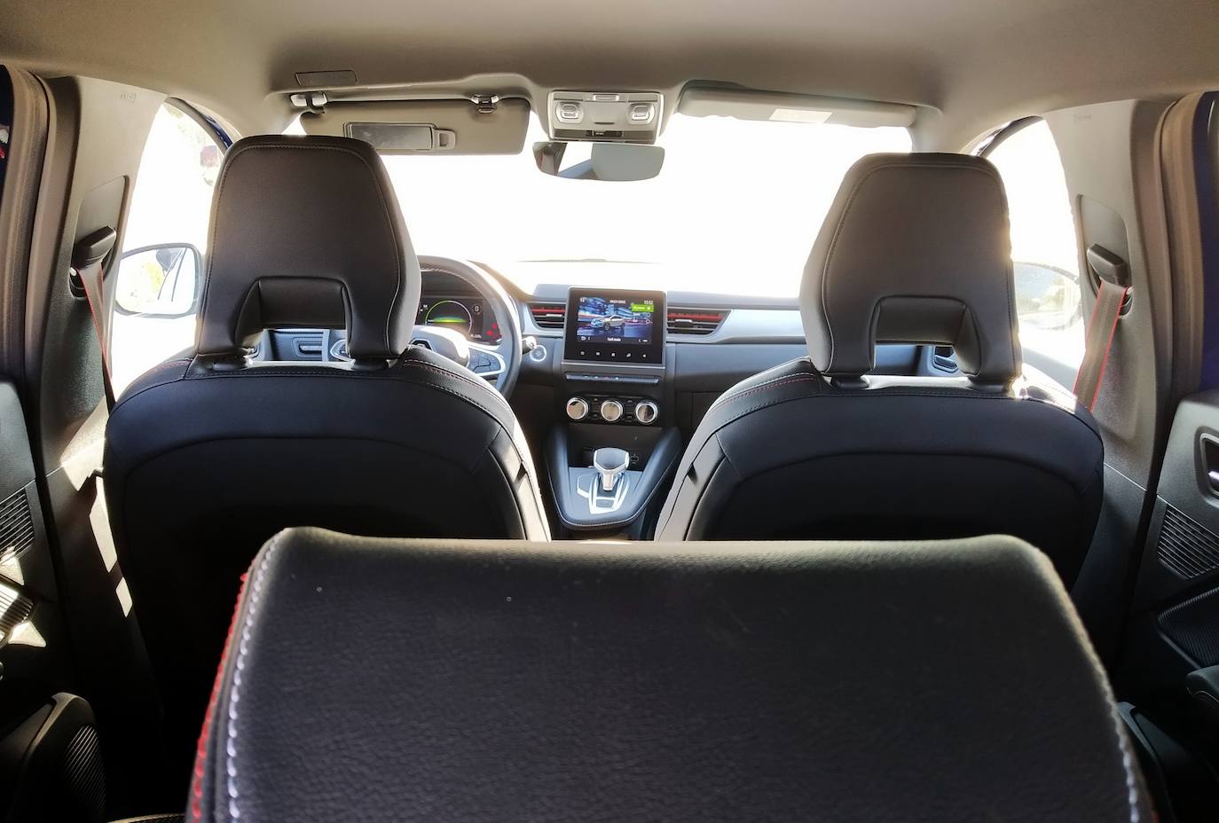 Además su volumen es modular gracias a la banqueta trasera que se desliza 16 cm (más espacio de maletero o más espacio para piernas) y al piso desmontable para tener bodega en dos niveles. También ofrece un piso casi plano cuando se abaten los asientos traseros y acepta una longitud de carga de 1,57 m.