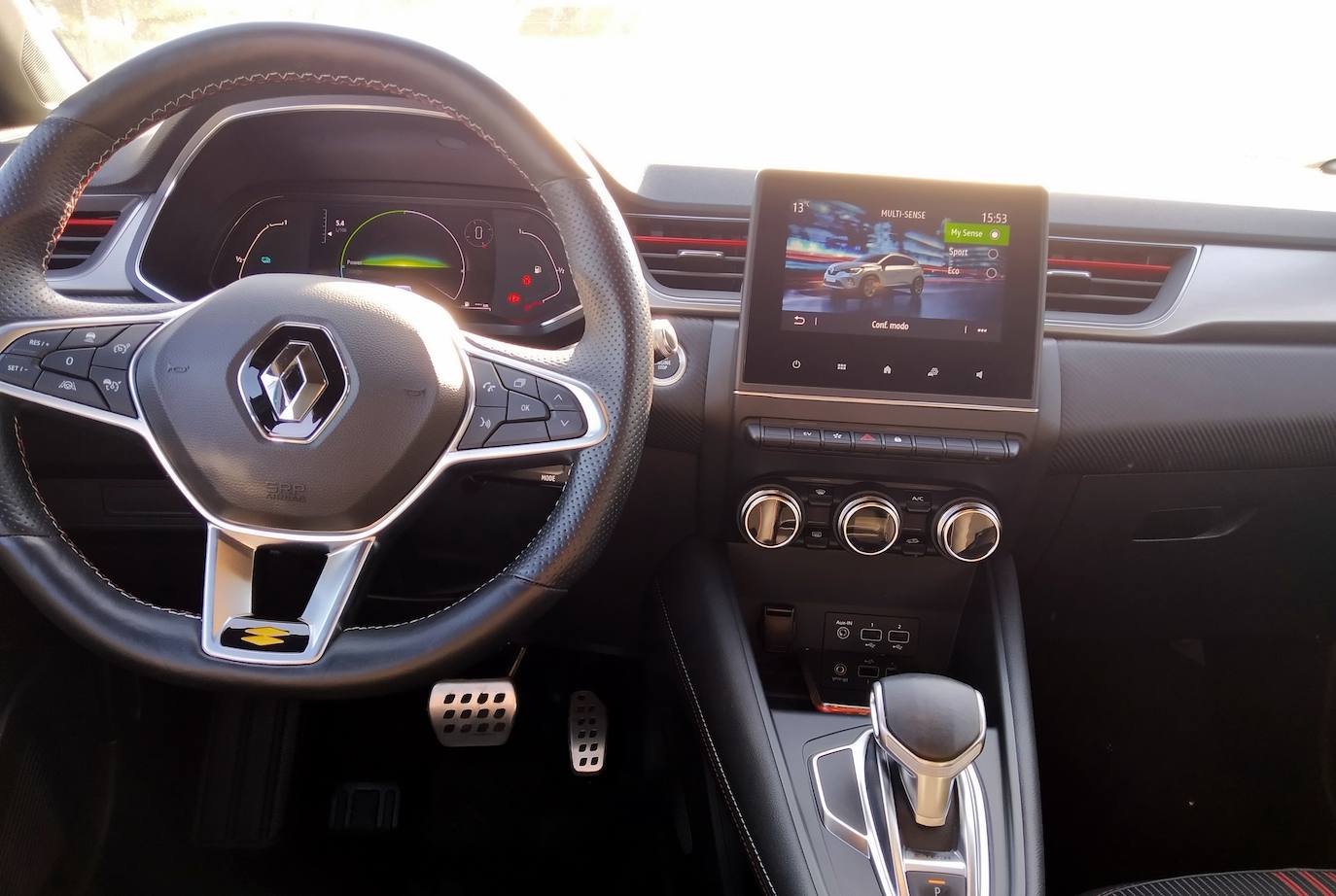 Con conectividad permanente por medio del sistema Renault EASY CONNECT que agrupa las aplicaciones como MY Renault para facilitar los usos de movilidad conectada.