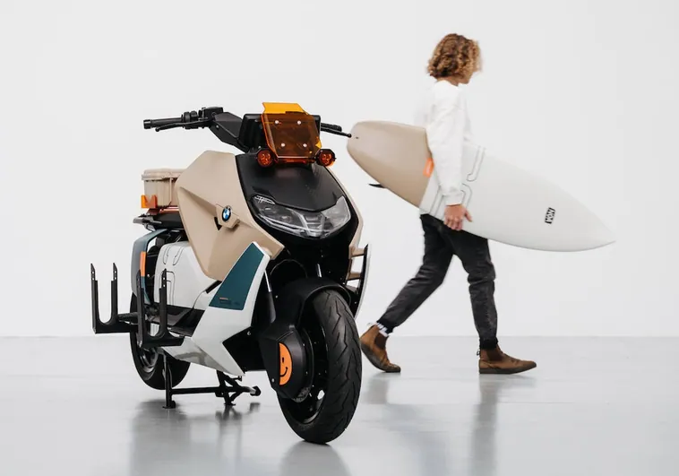 BMW presenta una revolucionaria moto capaz de llevar una tabla de surf