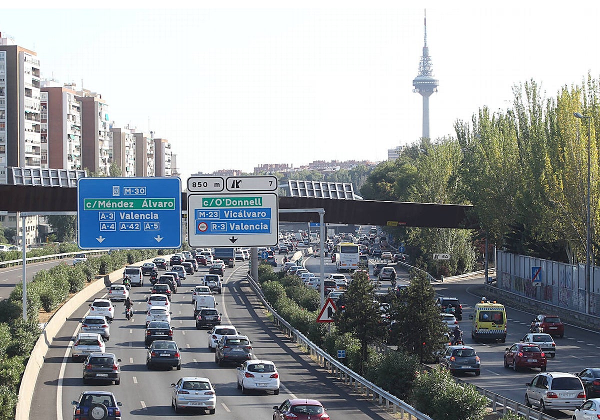 Varios vehículos circulando por la M-30 de Madrid