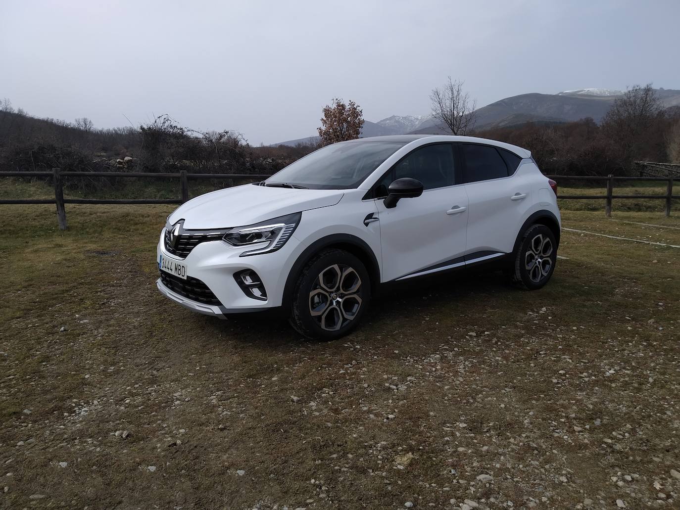 El E-TECH plug-in de Renault toma como base el motor de gasolina de 1,6 litros específicamente desarrollado para este fin, acompañado por dos motores eléctricos, una batería de 9,8 kWh y una peculiar caja de velocidades multimodo