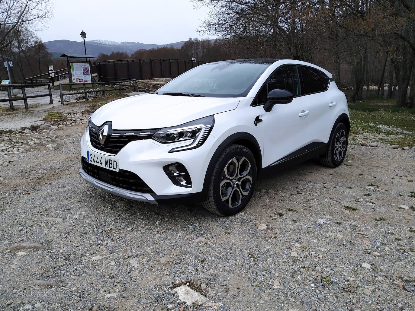 El Renault Captur E-Tech combina el funcionamiento de un motor de gasolina de cuatro cilindros, 1,6 litros y 90 CV con el de dos motores eléctricos de 34 y 49 CV para ofrecer una potencia conjunta de 159 CV.