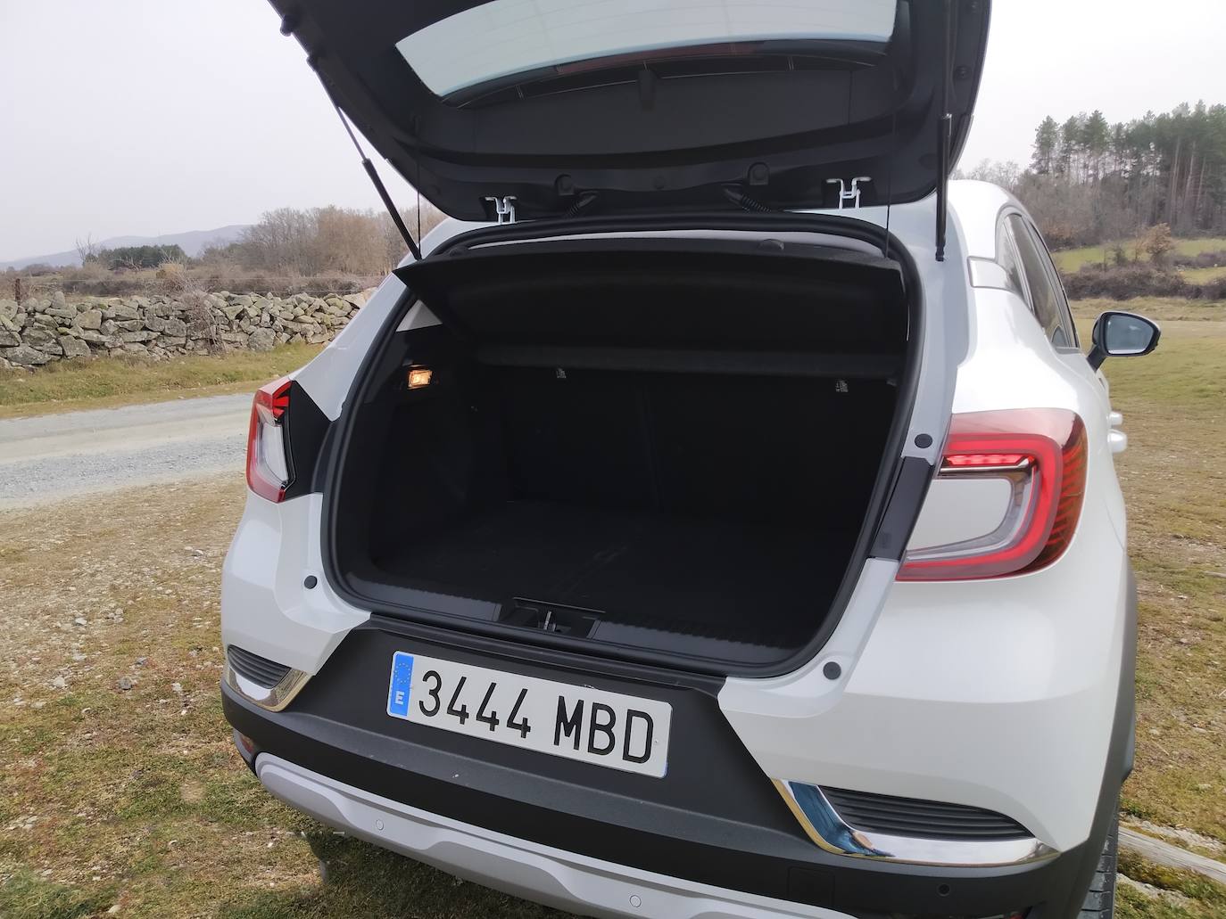 El maletero es algo menor porque aloja en el fondo las baterías para el motor eléctrico.