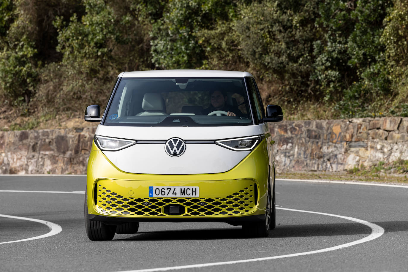 La 'furgo' llega con dos configuraciones distintas, como vehículo de pasajeros y como vehículo de reparto. Un modelo 100% eléctrico, con hasta 418 km de autonomía, que monta un motor de 150 kW (204 CV).