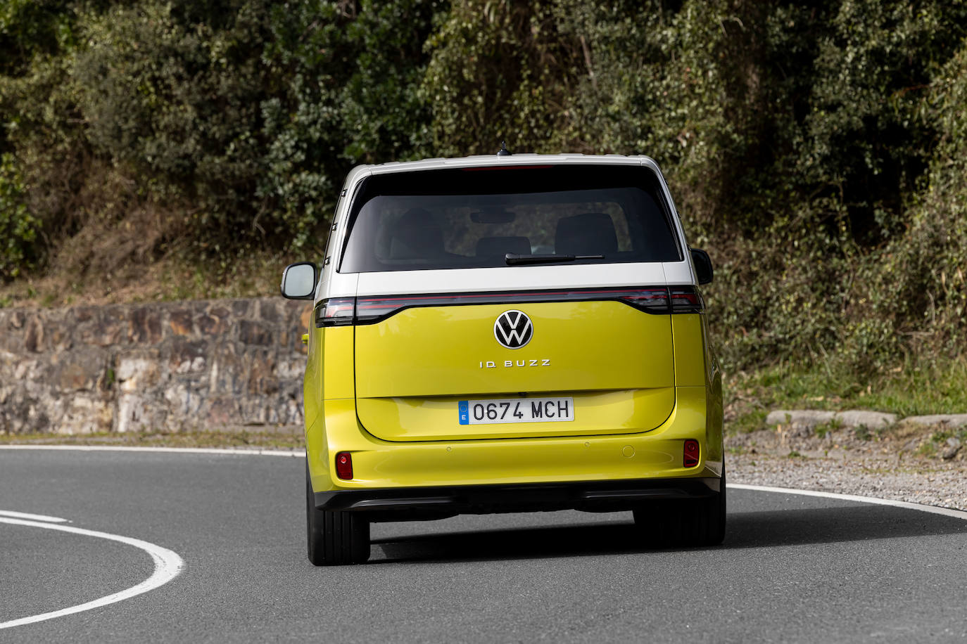 El nuevo modelo de la división de vehículos comerciales de Volkswagen llega al mercado con un precio de 58.200€ para la versión cargo y de 63.560€ para el ID. Buzz de pasajeros (sin ayudas ni descuentos).