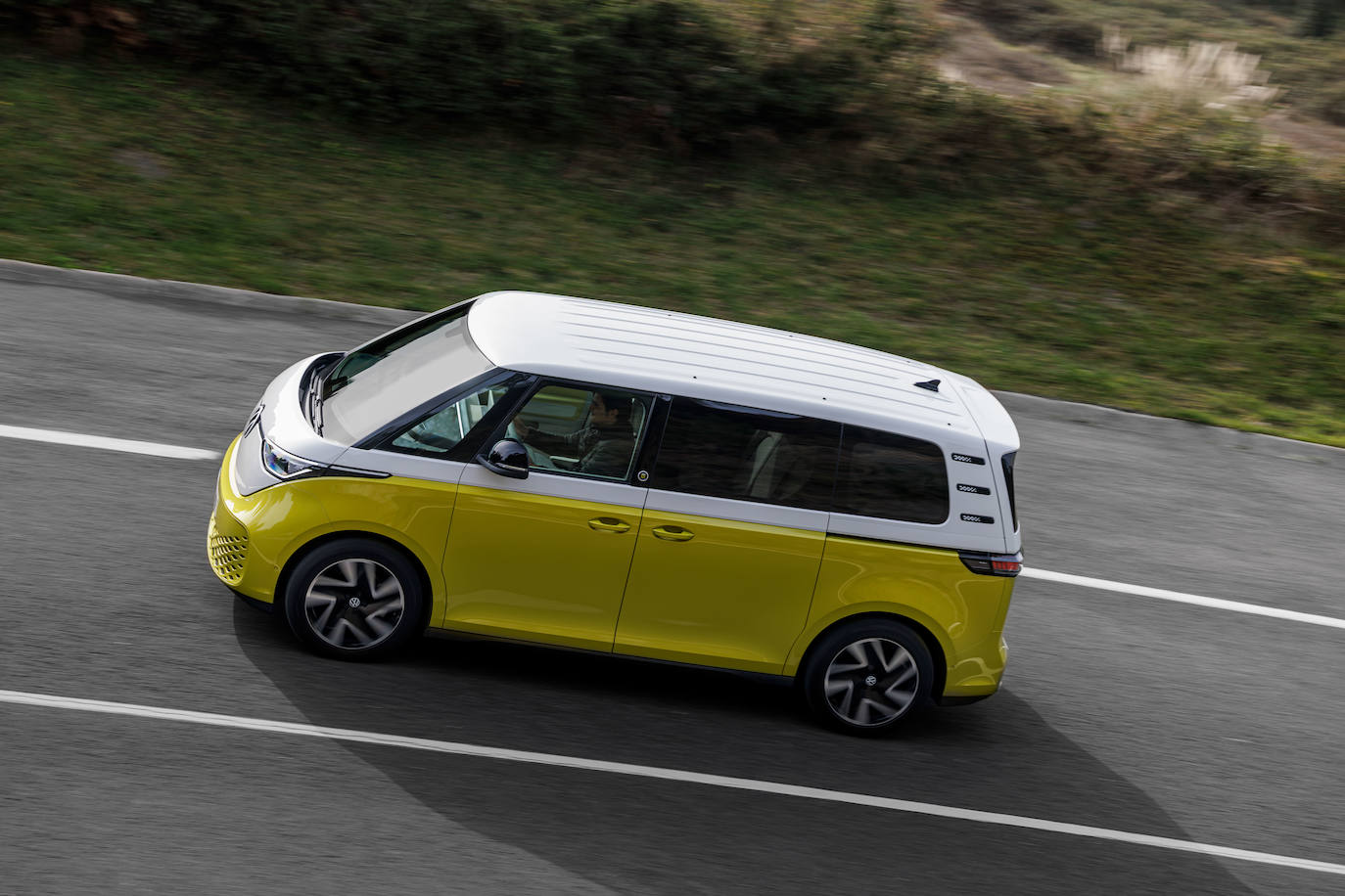 Setenta años después la reinterpretación del Bulli llega como un vehículo 100% eléctrico, 100% conectado y 100% digitalizado cubriendo las necesidades de los clientes más avanzados, sostenibles y tecnológicos.