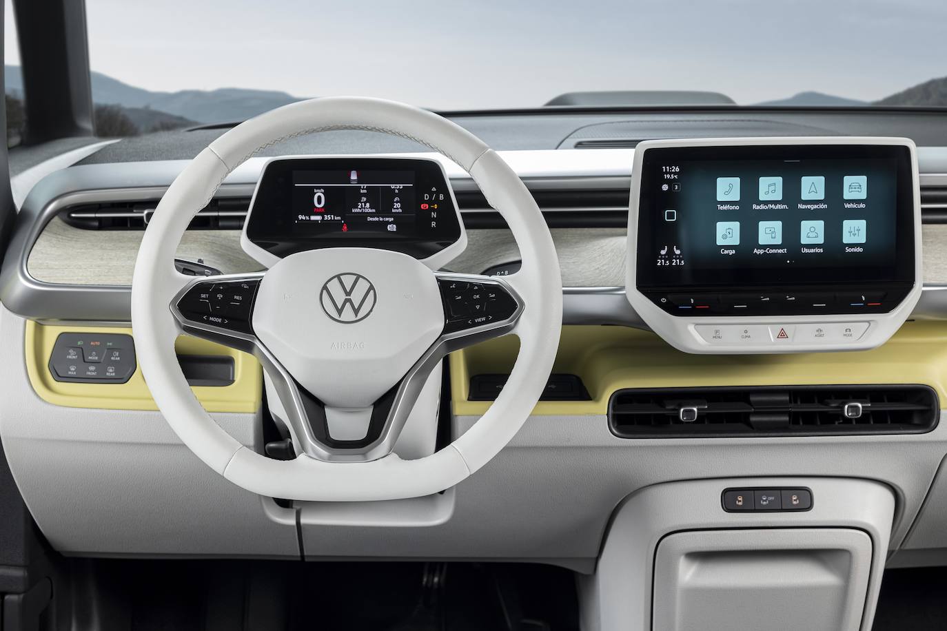 El «Travel Assist», con uso de datos de tráfico y el cambio de carril asistido, está disponible en el ID. Buzz como opción. Incluye otras novedades como el «Park Assist Plus» con función de memoria para aparcar automáticamente en casa o en el aparcamiento de la empresa.