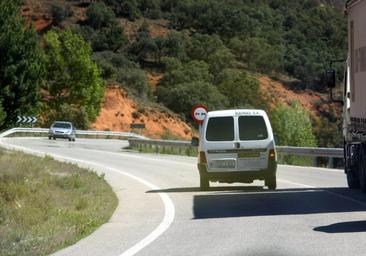 La DGT lo deja claro: estos son los adelantamientos prohibidos