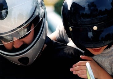 ¿Qué niños pueden ir como pasajeros en las motos? Esta es la multa de la DGT si no se respeta la norma