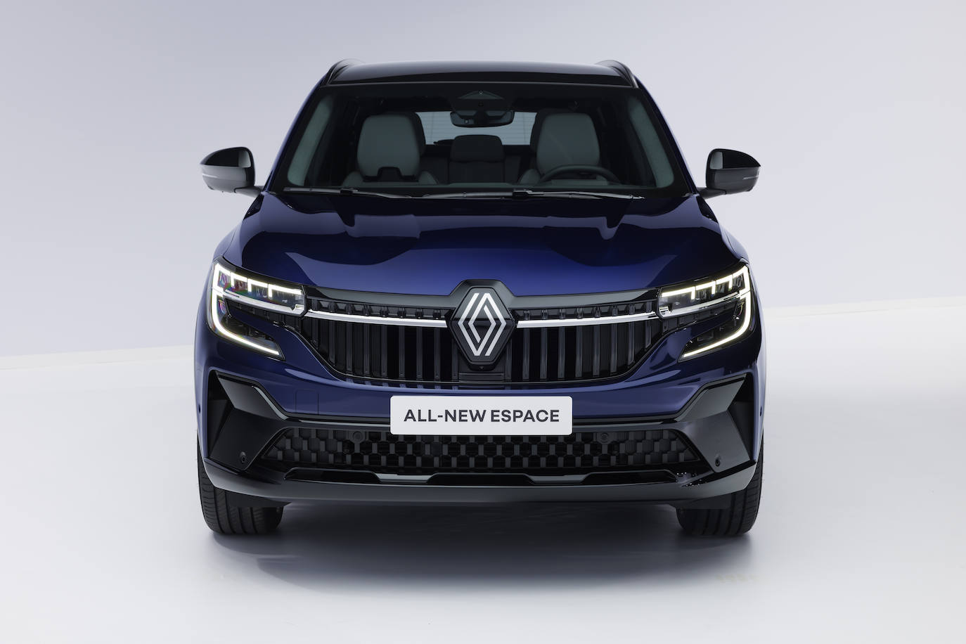 Más compacto en términos de dimensiones exteriores y 215 kilos más ligero que su predecesor, está equipado con un motor E-Tech full hybrid de 200 CV muy eficiente. Su bajo consumo de combustible (4,6 l/100 km) permite una autonomía de hasta 1.100 kilómetros con el depósito lleno.