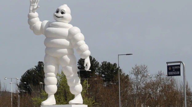 The figure of Bibendum has been standing for a few days in the roundabout that bears his name, in Valladolid