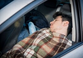 Esta es la multa que te pueden poner por dormir en el coche o en una furgoneta