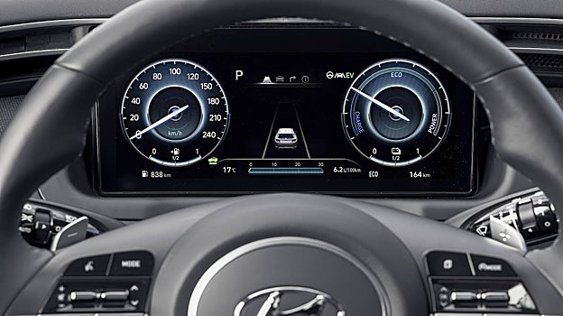 Tanto su pantalla horizontal como la instrumentación digital (en sendas pantallas de 10,25») cuentan con un diseño muy simplificado y visual