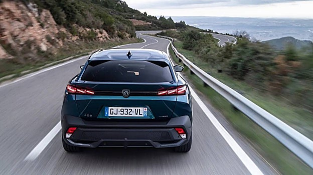 La caída del techo le da una personalidad coupé que no tienen otros Peugeot