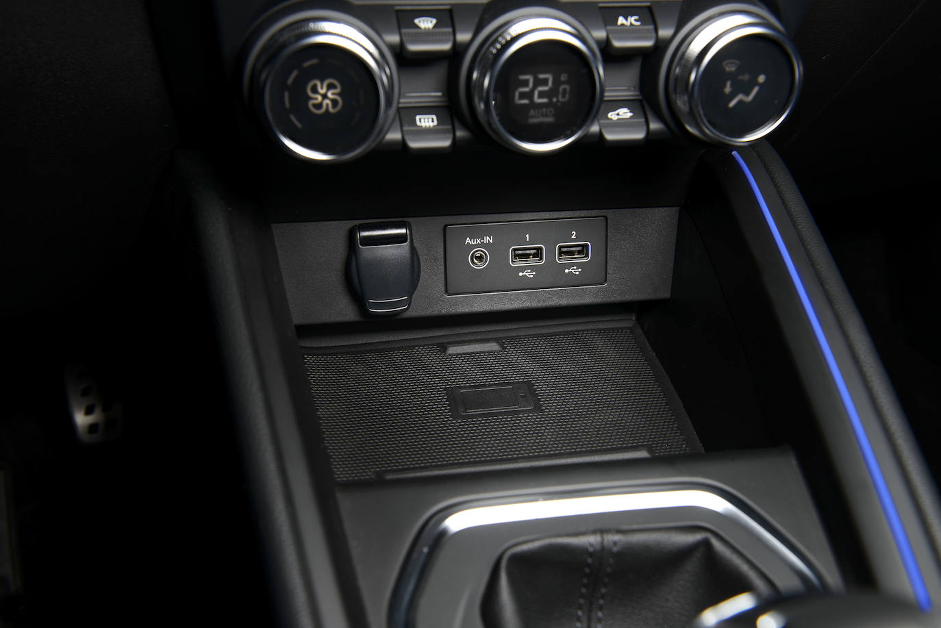 Nuevo Clio mejora la experiencia a bordo, llevando la calidez y el agrado del interior un paso más allá. Basta con abrir las puertas para descubrir un interior que utiliza materiales más nobles, más duraderos y de la más alta calidad.