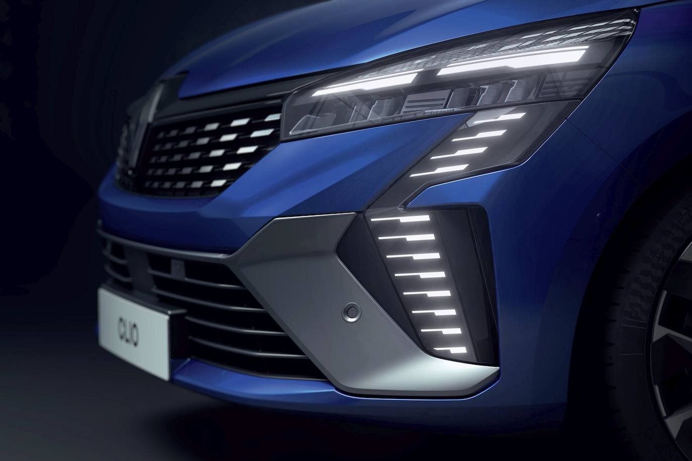 El nuevo frontal combina tecnología y dinamismo, con una firma luminosa completamente rediseñada y distintiva y unas líneas marcadas que confieren a Nuevo Clio un carácter más distintivo, con estatus, vibrante y emocional.