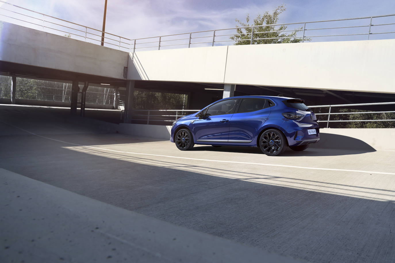 Con su nuevo estilo, más marcado y elegante, y su interior moderno y refinado, marca el inicio de un nuevo ciclo, ofreciendo una primera interpretación del nuevo lenguaje de diseño de la marca.