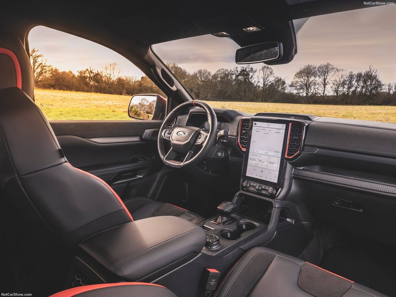El primer Ranger Raptor de la historia, presentado en 2018 y comercializado en Europa en 2019, estaba equipado con una versión biturbo del motor diésel EcoBlue de 2.0 litros de Ford. Con 213 CV y 500 Nm de par; y la nueva caja de cambios automática de 10 velocidades de Ford, el Ranger Raptor estaba construido para resistir las más duras condiciones off-road y ofrecer un rendimiento inigualable en todos los terrenos.