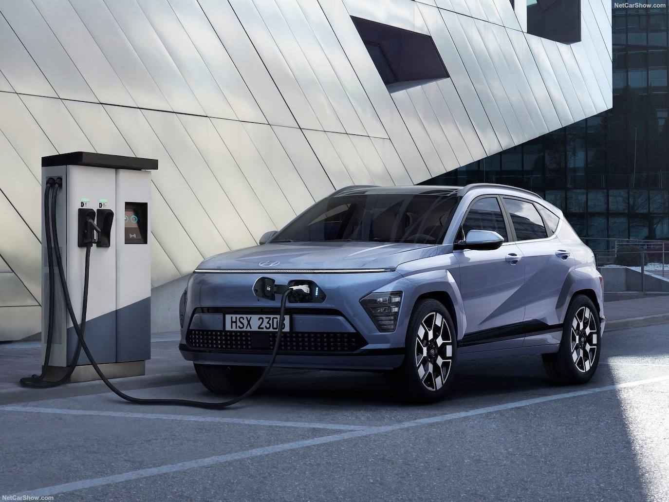 Hyundai ha presentado el Nuevo KONA, líder en su categoría dentro del segmento SUV-B, liderado por la versión 100% eléctrica (EV) que ofrece los últimos sistemas de seguridad y confort y una autonomía líder en su clase.  La segunda generación del KONA ofrece una de las gamas más completas del segmento SUV-B. Los clientes pueden elegir entre variantes Eléctrica (estándar o de largo alcance), Híbrida Eléctrica (HEV) y con motor de combustión interna (ICE), así como versiones deportivas N Line de cada una de ellas. Dentro de la estrategia de electrificación de la compañía anunciada en marzo de 2022 y que conlleva el lanzamiento de 11 nuevos EVs al mercado para 2030, Hyundai Motor ha desarrollado primero el Nuevo KONA en versión 100% Eléctrica.