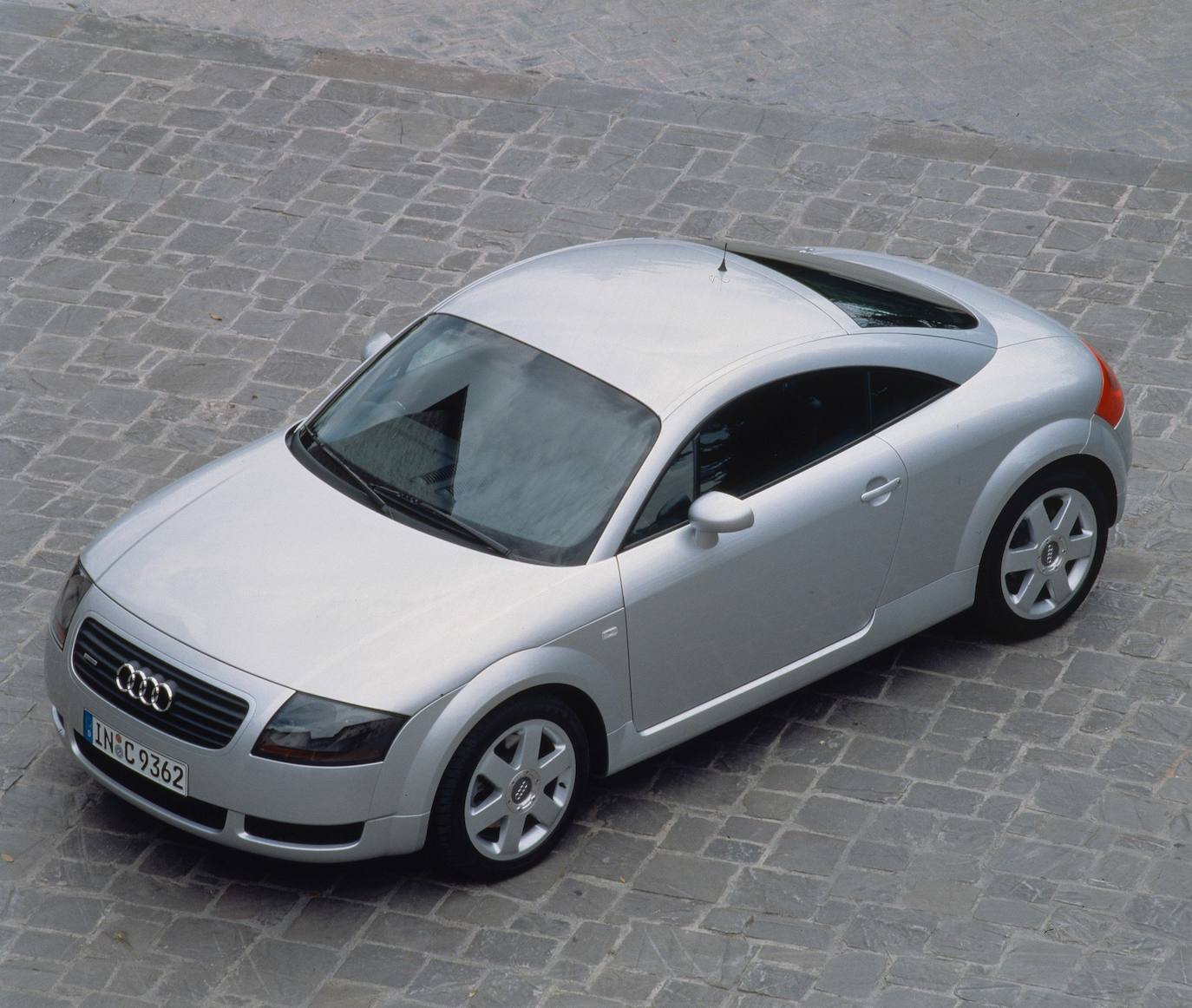 La carrocería del Audi TT parece estar hecha de una sola pieza, y el frontal sin los tradicionales voladizos del parachoques acentúa su forma distintiva.