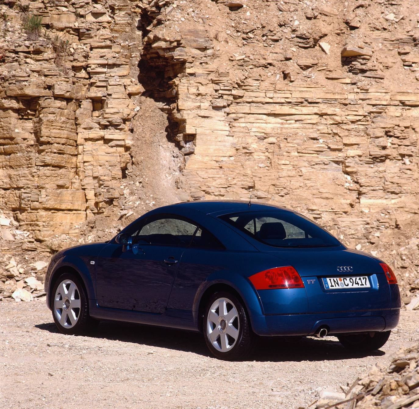 La producción en serie del Audi TT se inició en 1998. Un año más tarde, Audi lanzó el TT Roadster. Al igual que el show car y el Audi A3 presentados en 1996, el modelo deportivo se basaba en la plataforma de motor transversal del VW Golf IV.