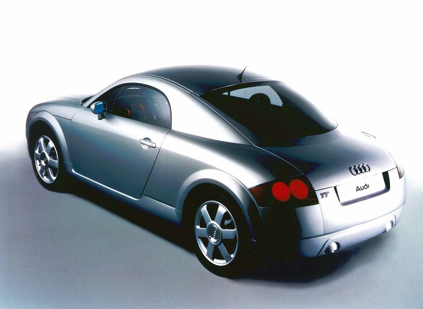 Fundada en febrero de 1993, originalmente sólo como planta de fabricación de motores, Audi Hungría se hizo cargo del montaje del Audi TT en 1998, en cooperación con la planta de Ingolstadt.