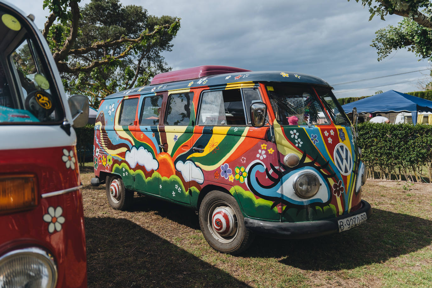 Pasión como la que ha llevado a miles de aficionados a reunirse el pasado fin de semana en la concentración de furgos más importante de España que, después de diecinueve ediciones, ha sumado un nuevo récord de participación: cerca de 900 furgos y 6.500 personas se han dado cita en el Camping La Ballena Alegre de Sant Pere Pescador.