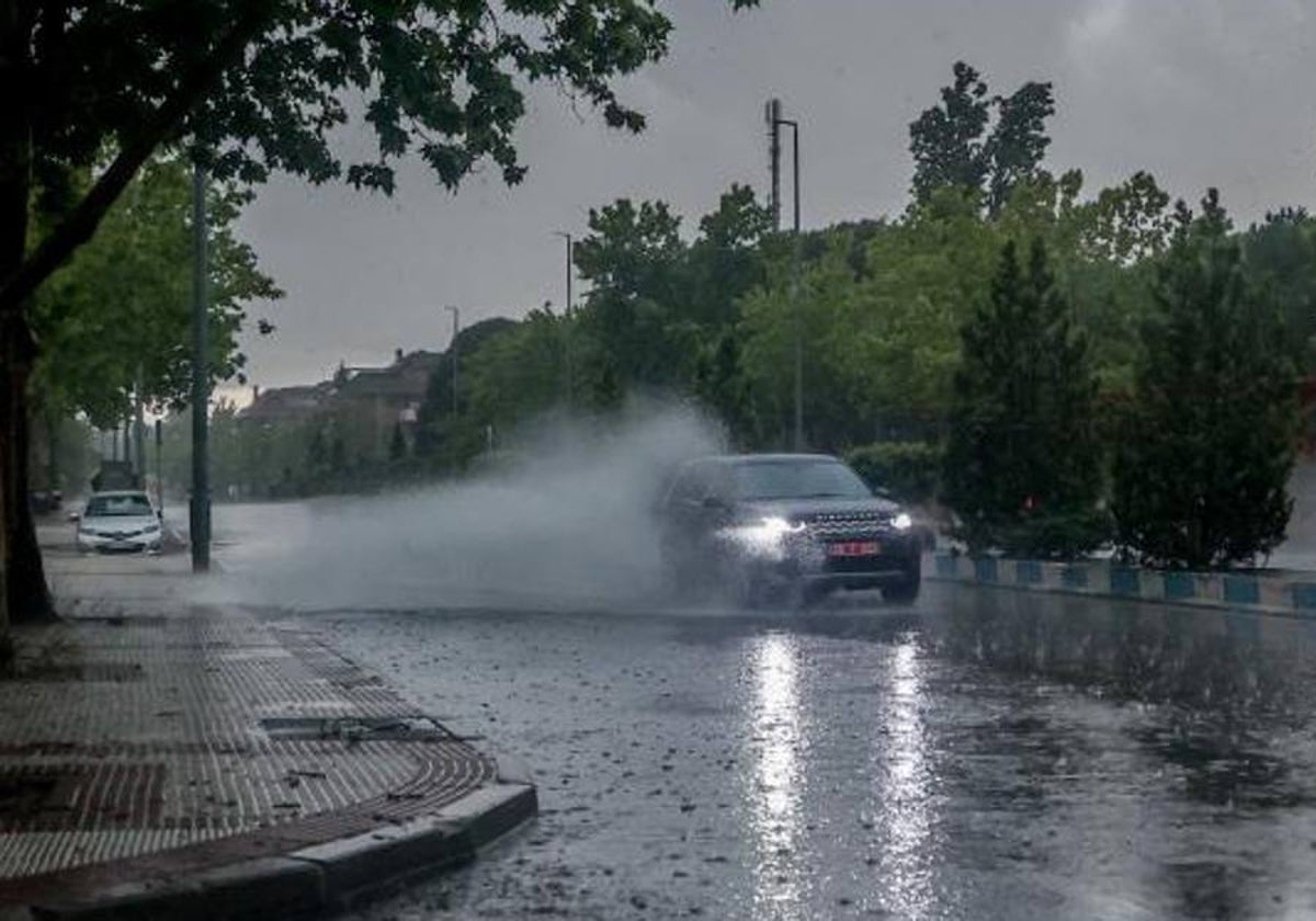 Qué debo hacer si una lluvia torrencial me coge por sorpresa en la carretera