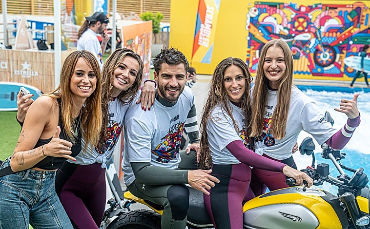 Imagen principal - El actor y Ducatista Maxi Iglesias y los modelos expuestos 