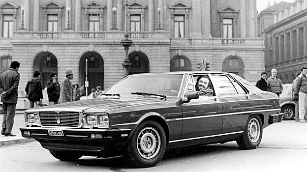 Luciano Pavarotti al volante de un Quattroporte de tercera generación