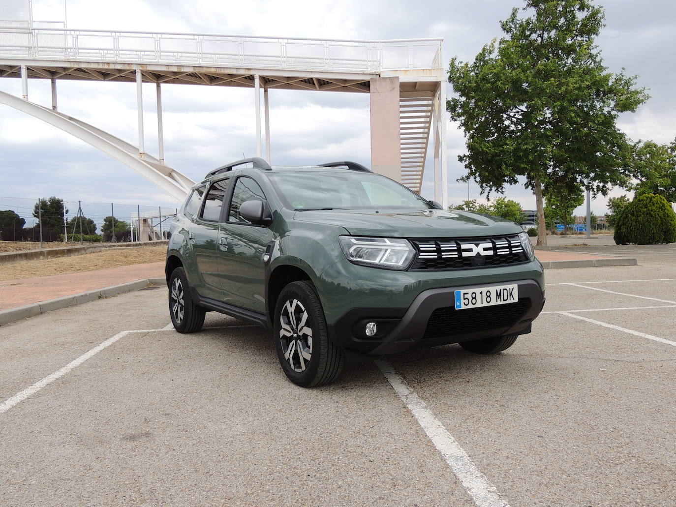 A veces es difícil para un vehículo con tracción a las dos ruedas atravesar pasos muy nevados o embarrados. Para los conductores que transitan por terrenos particularmente difíciles, el Duster está, por supuesto, disponible en acabado Extreme con la transmisión 4x4 que ha demostrado su eficacia en las zonas más inhóspitas.