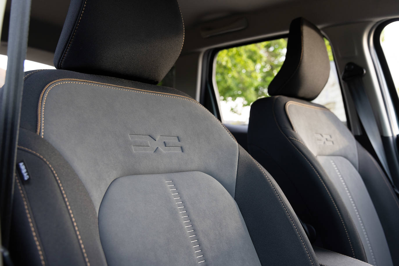 Nuevo tejido gris MicroCloud. Suave, con un aspecto visual cercano al terciopelo, muy resistente y fácil de limpiar, este tejido se aplica en los paneles de puertas y en los asientos