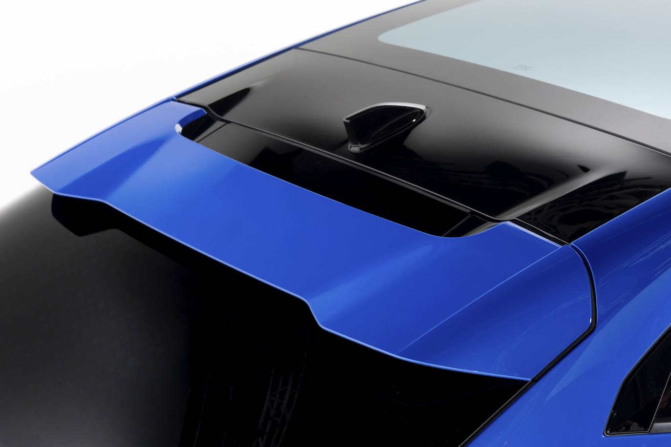 El diseño de Nuevo Renault Rafale desarrolla el nuevo lenguaje de la marca iniciado por Gilles Vidal, que apareció por primera vez en 2022 con el concept-car Scénic Vision y que se materializó por primera vez en Nuevo Clio. Retoma el ADN de los modelos de Renault con sus dimensiones muy esculpidas y sus generosas curvas al tiempo que combina numerosos detalles técnicos e incorpora líneas de carácter que se marcan en la carrocería. Los pliegues aparecen, se extienden y luego desaparecen a lo largo de la carrocería.