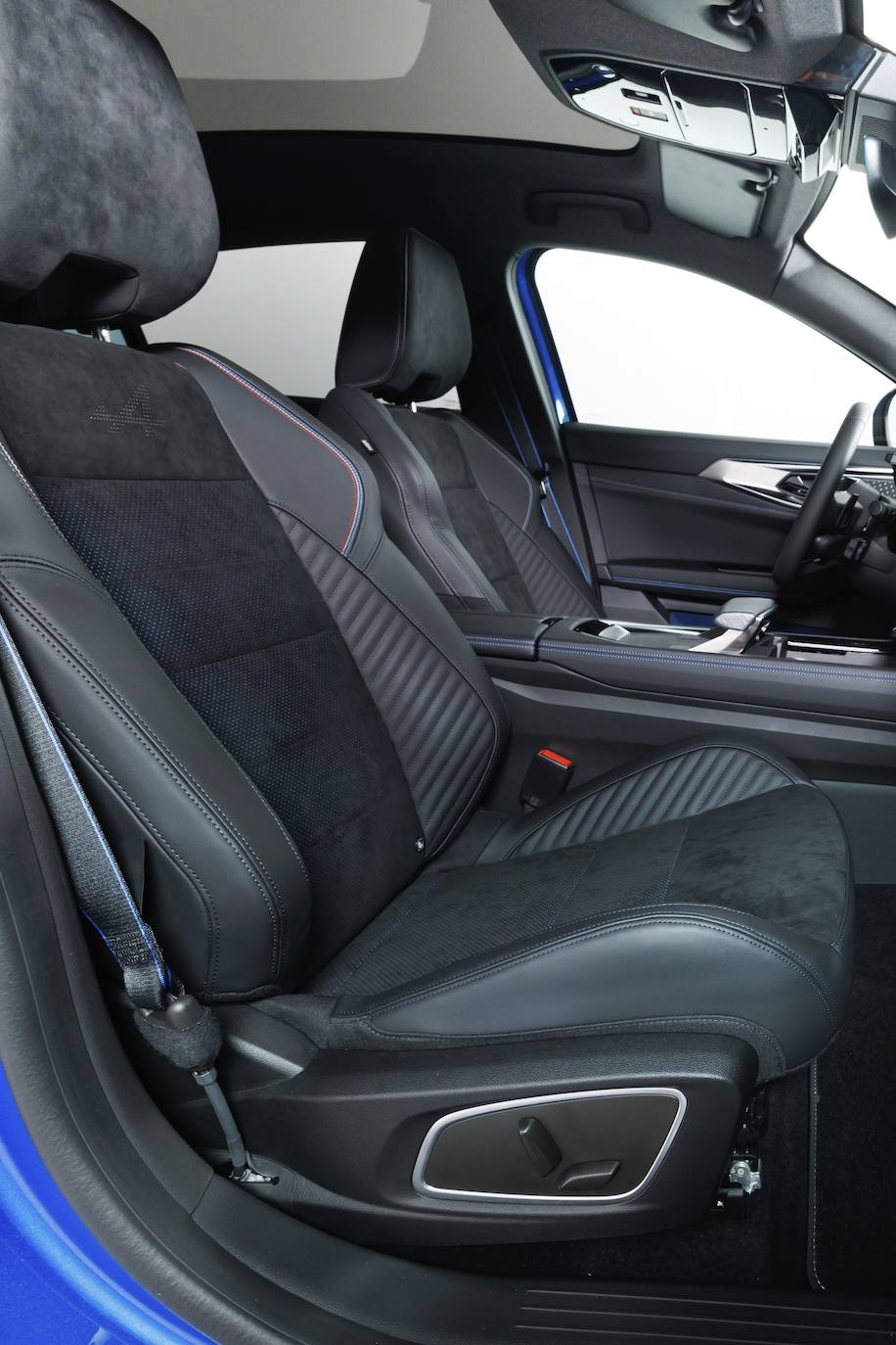 Solarbay, el innovador y espectacular techo panorámico de cristal (1.470 x 1.117 mm) inaugurado por Nuevo Renault Rafale ha sido desarrollado por Saint-Gobain. Su tecnología « AmpliSky » elimina la necesidad de una cortina. Se trata de un sistema activo completo que se vuelve opaco a voluntad y se basa en un desplazamiento de moléculas provocado por un campo eléctrico. La máxima protección solar es inmediata, y el efecto ‘wow’ está garantizado por la animación creada al oscurecerse de forma secuencial gracias a los nueve segmentos que cubren la superficie del techo de cristal. El techo de cristal interactivo Solarbay puede controlarse con la voz a través de Google Assistant o con un botón situado en el techo.