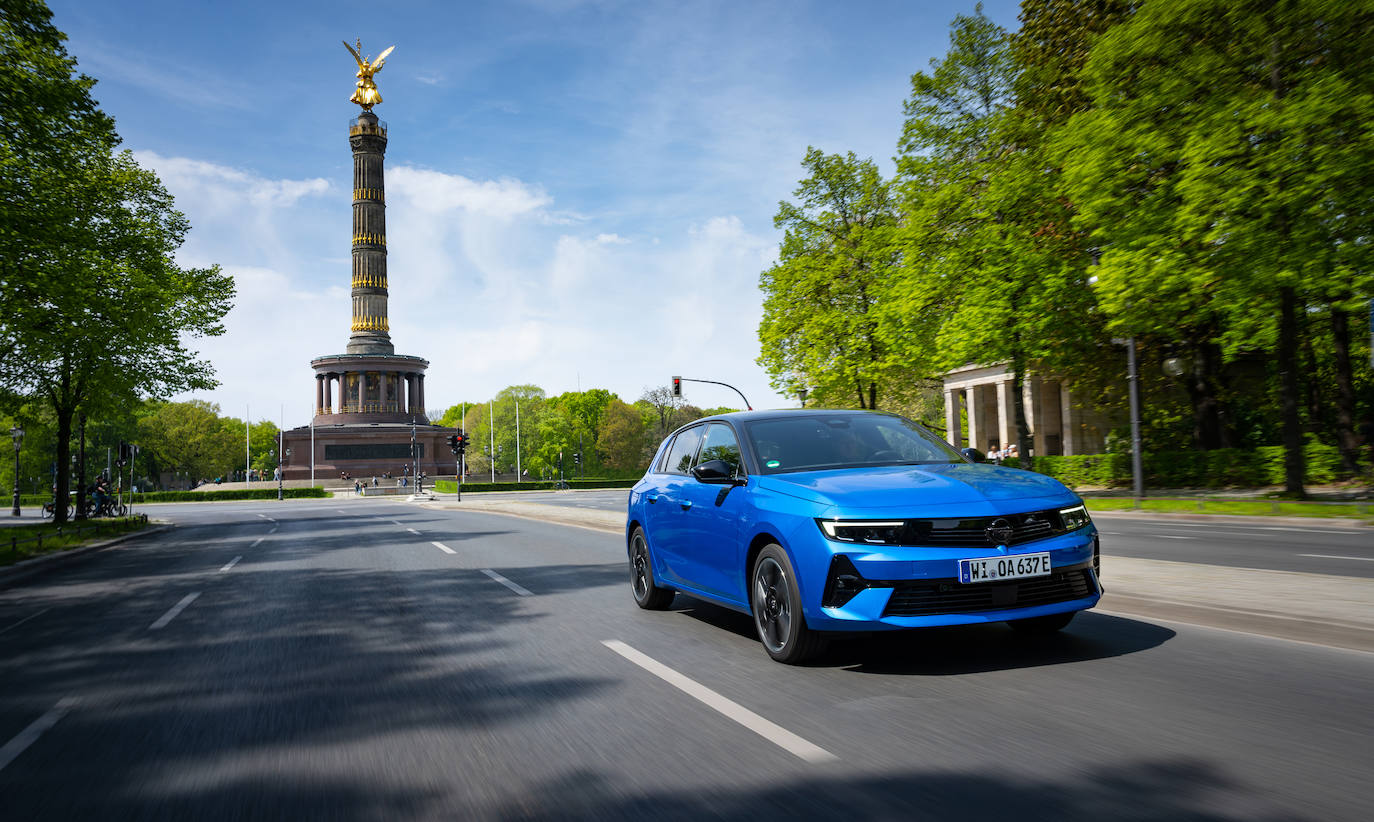 Vista frontal del Astra Electric GSe, con su línea deportiva y su exclusivo azul tricolor