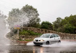 La DGT avisa qué hacer si te sorprende una lluvia torrencial en carretera