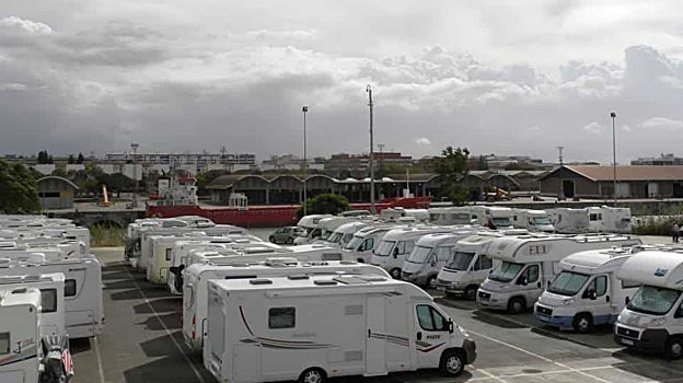 Zona de estacionamiento de autocaravanas en Sevilla