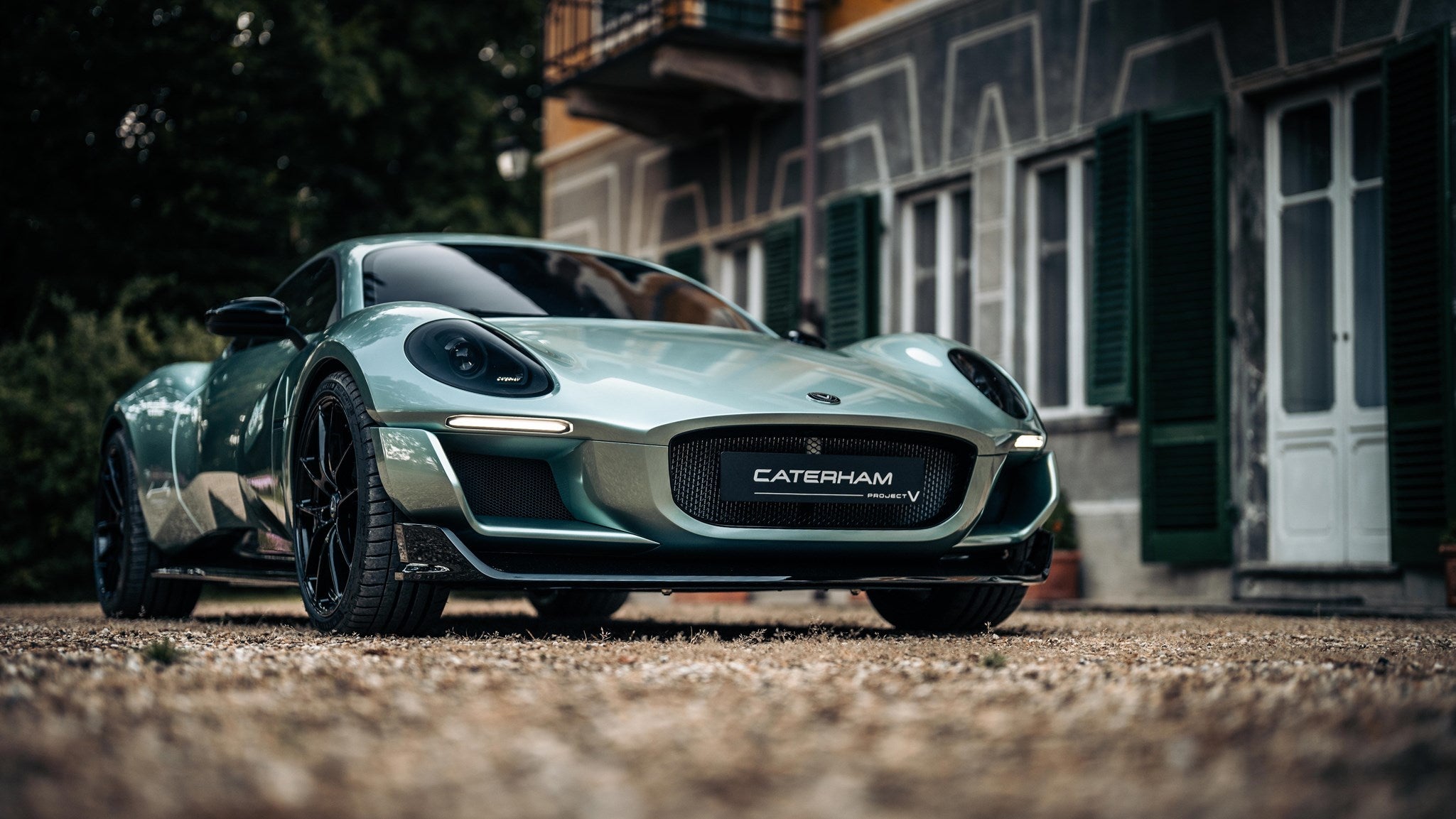 Si pensabas que un solo Caterham eléctrico era impactante, dos de ellos son definitivamente el fin del mundo. Lo emocionante aquí es que el concepto del Proyecto V va a dar un giro aún más alarmante, alejándose del aspecto clásico de siete ruedas semiabiertas. Se espera que sea un automóvil deportivo de cabina cerrada y ruedas cerradas de un estilo que no hemos visto en Caterham desde el desafortunado 21.