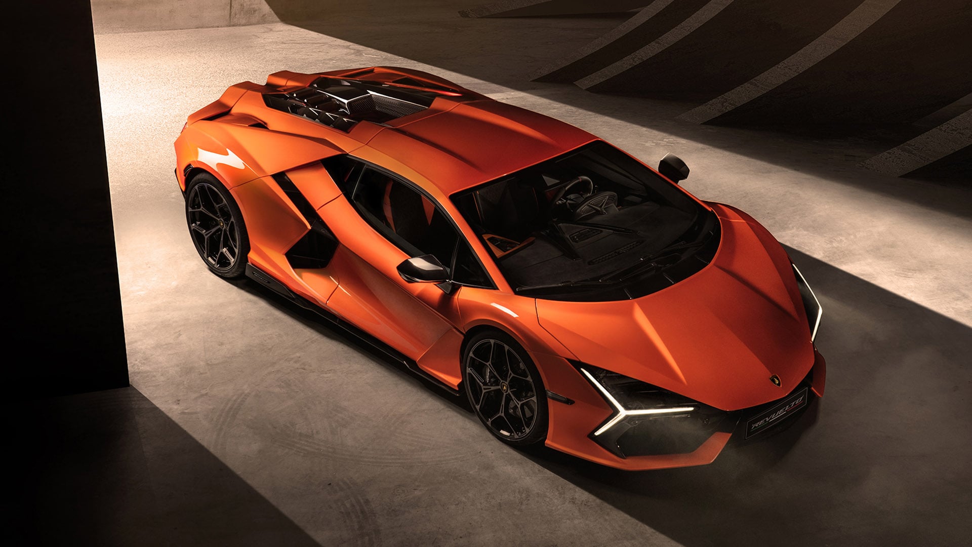 En términos de cambios de paradigma, el Lamborghini Revuelto representa uno de los más importantes que veremos en el Festival de la Velocidad de 2023. Es el primer automóvil híbrido en llevar la insignia Raging Bull, pero eso no significa que todo esté perdido para los fanáticos tradicionalistas de Lamborghini, porque las baterías y los motores todavía están acompañados por un motor V12 de 6.5 litros y 9,000 rpm. Podrás ver todos los 1015 CV  en uso.