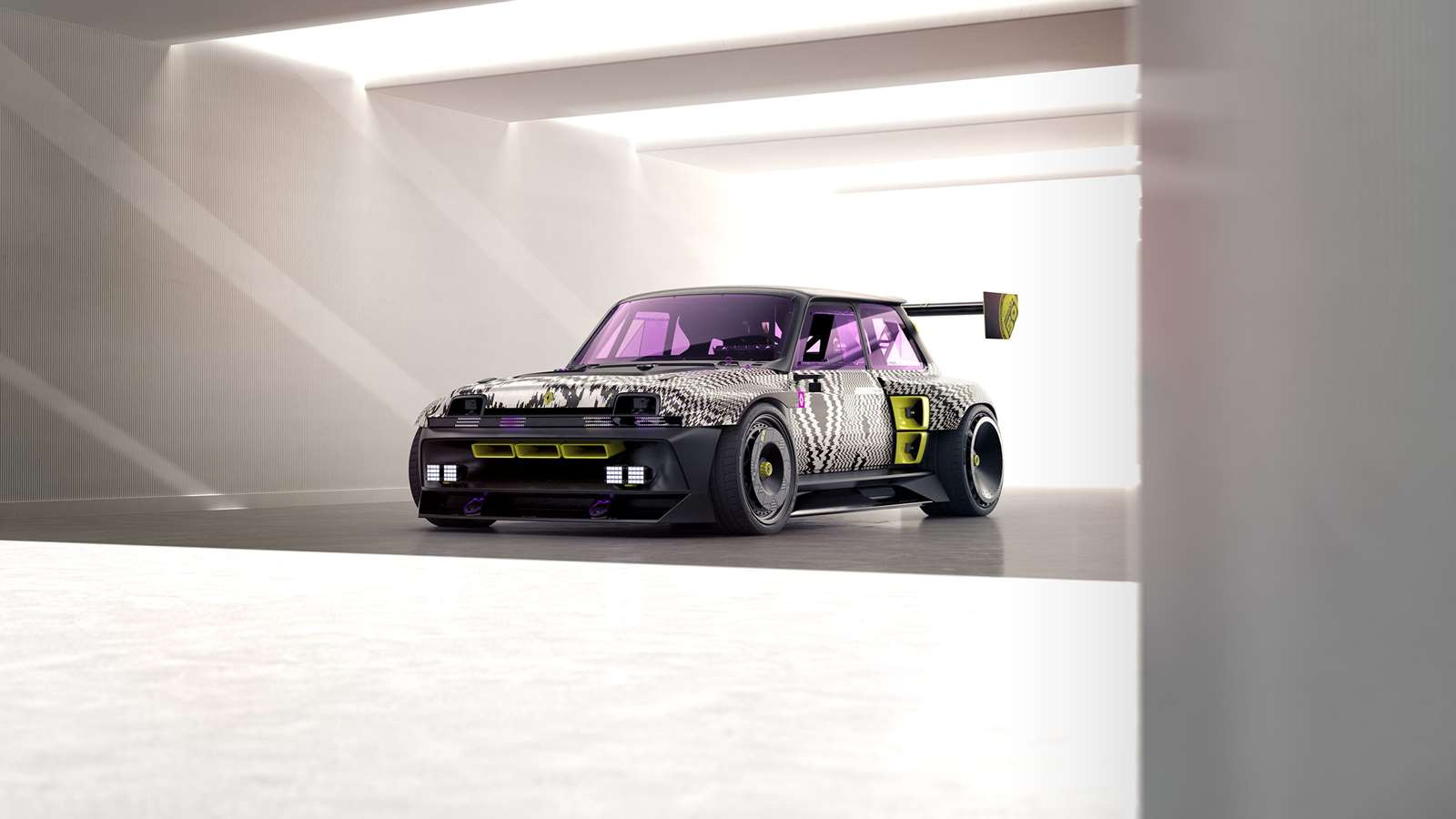 Es difícil imaginar un coche de deriva eléctrico, pero su composición se adapta bastante bien para forzar un poco de deslizamiento en las ruedas traseras. Con un par de motores eléctricos que envían 380 CV y 700 Nm a la parte trasera, es poco probable que el R5 Turbo 3E pase mucho tiempo moviéndose en línea recta.